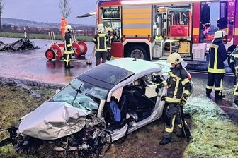 VW-Fahrer wird aus Auto befreit - Zu einem schweren Unfall kam es am Donnerstagnachmittag.