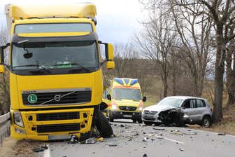 VW-Fahrerin bei Kollision mit Sattelzug schwer verletzt - Auf der S 223 sind kurz nach dem Ortsausgang Grünberg am Dienstagvormittag ein Laster und ein VW kollidiert.