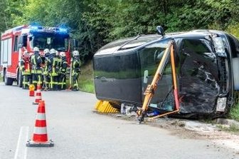 VW-Fahrerin kommt von der Fahrbahn ab - Dieser VW kam am Sonntag zwischen Hormersdorf und Gornsdorf von der Fahrbahn ab. 