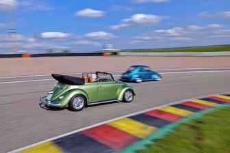 VW-Fans unter sich: Der Sachsenring erlebt eine Käferinvasion - Erstmalig dabei: Udo Witzke und Brigitta Niedner drehen am Sachsenring ihre Runden im grünen Cabrio, das 130 statt der werksüblichen 34 PS unter der Haube hat.