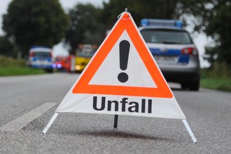 VW gerät bei Geringswalde in Gegenverkehr: zwei Schwerverletzte - Am Donnerstagmittag ist es bei Geringswalde zu einem schweren Unfall gekommen.