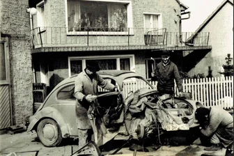 VW in der DDR: Warum der Käfer ein Dorn im Auge des Staatsapparats war, der Golf aber nicht - In den VW-Spezialwerkstätten in der DDR, wie auf dem Foto in der Firma Plarre bei Gera, wurden auch Unfallwagen repariert.