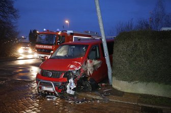 VW-Kleinbus rutscht gegen Mast - 