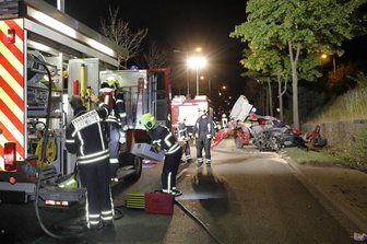 VW kollidiert auf Südring mit Brückenpfeiler - Fahrer schwer verletzt -