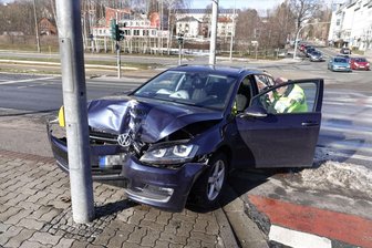 VW kollidiert mit Ampelmast -