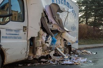 VW kollidiert mit Fischmobil - Zerstörte Seitenwand des Transporters