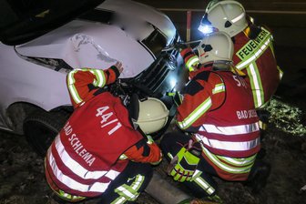 VW kollidiert mit Laterne - Die Rettungskräfte mussten die Batterie des verunglückten VW's abklemmen.