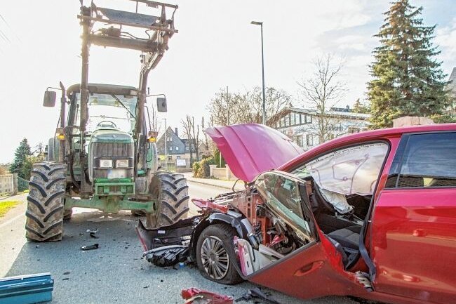 VW kollidiert mit Traktor - Mit leichten Verletzungen kam die Fahrerin dieses VW nach der Kollision mit dem Traktor davon. 