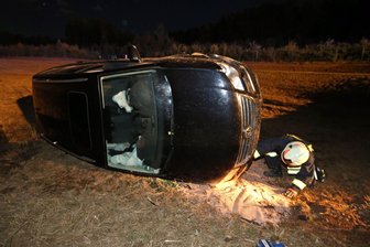 VW kommt von A 4 ab - zwei Personen verletzt -
