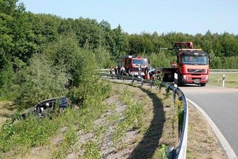 VW kommt von der A 4 ab: Fahrer schwer verletzt - Der VW landete in einer Böschung neben der Abfahrt Wüstenbrand, der Fahrer wurde schwer verletzt.