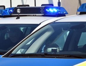 VW kommt von der Fahrbahn ab: 50.000 Euro Sachschaden - Ein VW Touran, der im Glauchauer Ortsteil Gesau von der Straße abkam und auf dem Gelände eines Autohändlers landete, hat Mittwochnacht einen Unfallschaden von rund 50.000 Euro verursacht.
