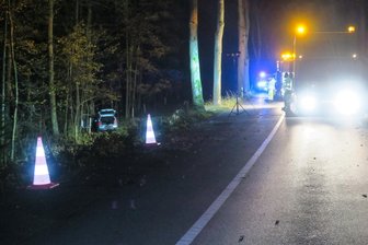 VW kommt von Fahrbahn ab - mehrere Verletzte - 