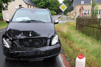 VW kracht in Kleinbus: Sechs Verletzte nach Unfall im Erzgebirge - Bei dem Zusammenstoß eines VW mit einem Kleinbus im Schwarzenberger Ortsteil Jägerhaus wurden sechs Personen verletzt.