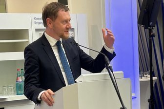 VW-Krise: Kretschmer übt scharfe Kritik am Volkswagen-Vorstand - Mit den Sparbeschlüssen von Volkswagen nicht einverstanden: Michael Kretschmer beim Neujahrsempfang der Deutschen Bank in Chemnitz.