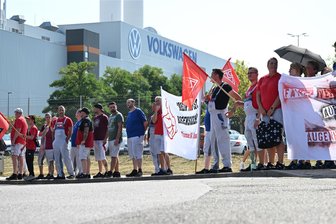 VW-Krise: Warum schweigen so viele Zwickauer Politiker? - Die IG Metall ist alarmiert und plant weitere Protestaktionen wie hier vor dem Werk in Zwickau. In der Lokalpolitik ist bislang kaum Aufregung zu spüren.