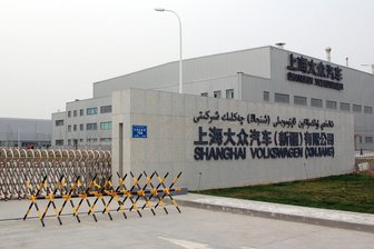 VW-Krise: Wie Volkswagen in China die Trendwende schaffen will - Eine Metallabsperrung versperrt die Einfahrt zum Werk von Volkswagen in Urumqi, das jetzt verkauft wurde.