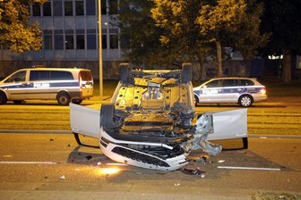 VW landet auf Dach - 20-Jährige leicht verletzt - Nach der Kollision mit einem Baum landete der VW auf dem Dach.