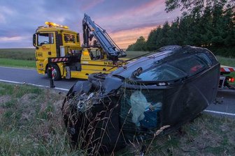 VW landet im Graben - Fahrer schwer verletzt -