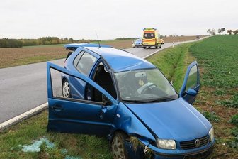 VW landet im Straßengraben - Fahrer verletzt - Der VW war nach rechts von der Straße abgekommen und in einem Seitengraben gelandet.
