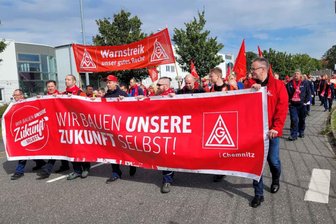 VW-Logistiker in Chemnitz streiken - Mehr als 100 Beschäftigte von Rhenus AL waren beim Warnstreik am Montagnachmittag am Chemnitzer VW-Werk dabei.