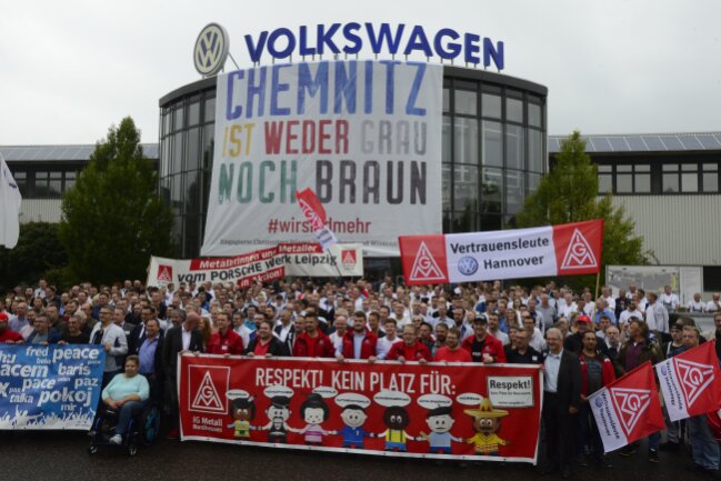 VW-Mitarbeiter setzen Zeichen gegen Rassismus - 