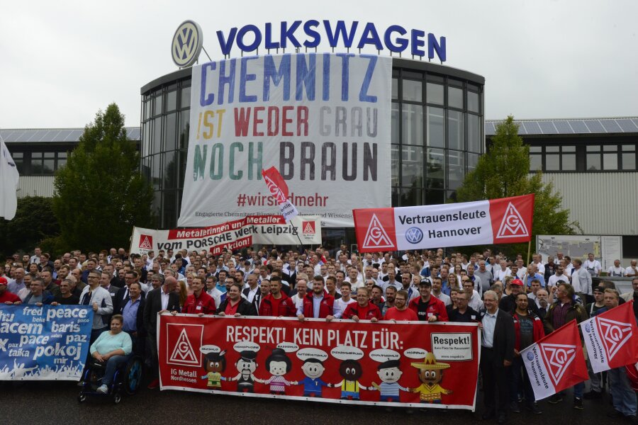 VW-Mitarbeiter setzen Zeichen gegen Rassismus - 