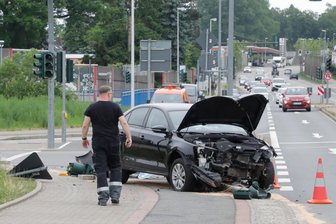 VW muss Radfahrer ausweichen und fährt gegen Ampel -