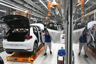 VW muss wieder mehr Autos bauen: Spätschichten in Zwickauer Werk um eine Stunde verlängert - Ein ID.3 läuft auf einer Montagelinie in Zwickau vom Band. Die Spätschicht soll ab Mitte März eine Stunde länger dauern.