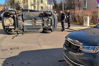 VW Polo kippt bei Unfall auf die Seite - Bei dem Unfall kippte der VW Polo auf die Seite. 