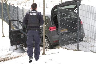 VW prallt auf Terra Nova Campus gegen Zaun -