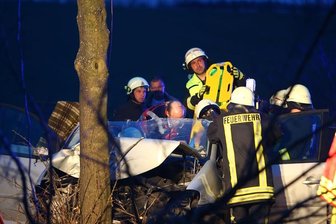 VW prallt gegen Baum - Fahrerin schwer verletzt -