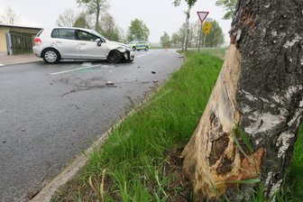 VW prallt gegen Baum - Schneeberger Straße gesperrt - 