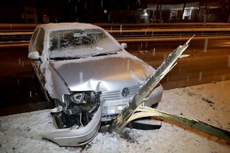 VW prallt gegen Baum -