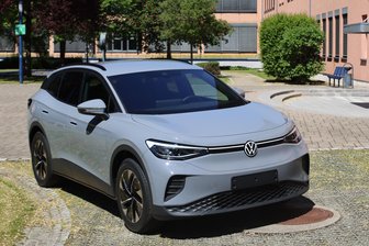 VW Sachsen: Elektroauto hilft am Zwickauer Berufschulzentrum bei der Ausbildung - Der ID.4 von VW Sachsen auf dem Hof des Berufsschulzentrums für Technik in Zwickau.