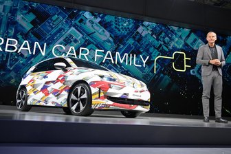 „VW Sachsen und die Zulieferer haben Lehrgeld gezahlt“: Was Experten zu den neuen VW-Modellen auf der IAA Mobility sagen - Noch steckt er im Tarnanzug: Der neue ID.Polo wurde von VW-Chef Oliver Blume auf der Internationalen Automobil-Ausstellung präsentiert.