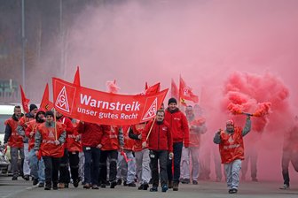VW-Streiks in Sachsen: IG Metall droht mit 24-Stunden-Streik - Auch Beschäftigte der Volkswagen Group Services GmbH aus Meerane haben sich mit 120 Mitarbeitern angeschlossen.