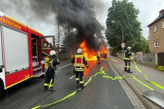 VW-Transporter brennt in der Innenstadt von Hainichen - 