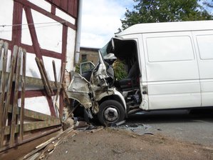 VW-Transporter fährt in Hauswand -