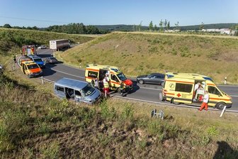 VW-Transporter kommt von Straße in Flöha ab - Drei Verletzte -