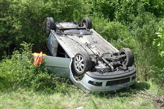 VW überschlägt sich an A 72 - Fahrerin schwer verletzt - Der VW landete auf dem Dach.