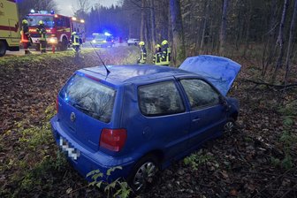 VW überschlägt sich auf Bundesstraße 171 bei Wolfsberg - Der Polo ist von der Straße abgekommen und hat sich überschlagen.