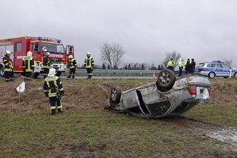 VW überschlägt sich bei Niederwiesa - Fahrer muss ins Krankenhaus -