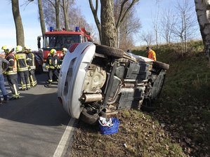 VW überschlägt sich nach Überholmanöver -