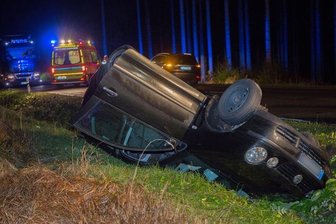 VW überschlägt sich -