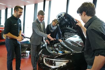 VW unterstützt Zwickauer Hochschule mit neuem Auto - Thomas Edig (VW) und Anke Häber (Prorektorin) sowie Studierende bei der Fahrzeugübergabe.