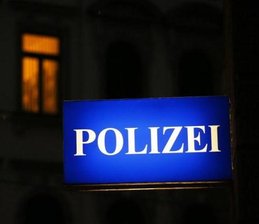 VW verliert Vorderrad während der Fahrt - Polizei ermittelt - Ein VW hat am Montagabend während der Fahrt in Annaberg-Buchholz sein linkes Vorderrad verloren.