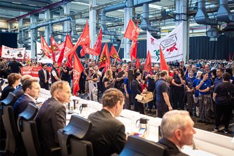 VW verteidigt Sparkurs – Vorstand am Donnerstag in Zwickau - VW-Mitarbeiter protestieren vor Beginn der Betriebsversammlung in Wolfsburg.