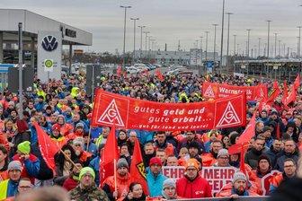 VW-Warnstreik in Zwickau mit über 9000 Beteiligten beendet – Landrat Michaelis wünscht sich mehr Informationen von Konzernspitze - Laut IG Metall haben sich insgesamt 9000 Beschäftigte am Warnstreik in Zwickau beteiligt.