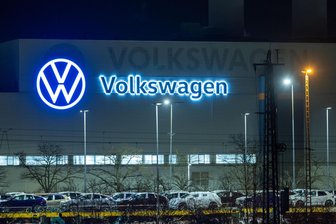 VW-Werk in Zwickau mit neuer Strahlkraft: 1600 LED-Lampen leuchten in der Dunkelheit - Bei Dunkelheit nicht zu übersehen: der neue Schriftzug am VW-Werk.