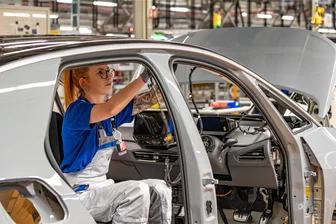 VW-Werk in Zwickau schwach ausgelastet: So reagiert Volkswagen - VW-Mitarbeiterin Melissa Kalms arbeitet in Zwickau am Montageband an einem ID.3.